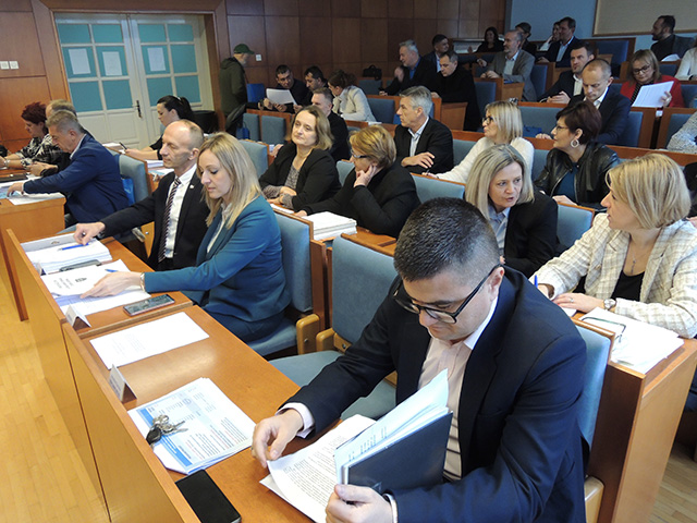 Vladajući vijećnici, iako nisu desni, sjede u desnim klupama, prije početkaa današnje sjednice/Marko Čuljat, Lika press                                                                                                                                   